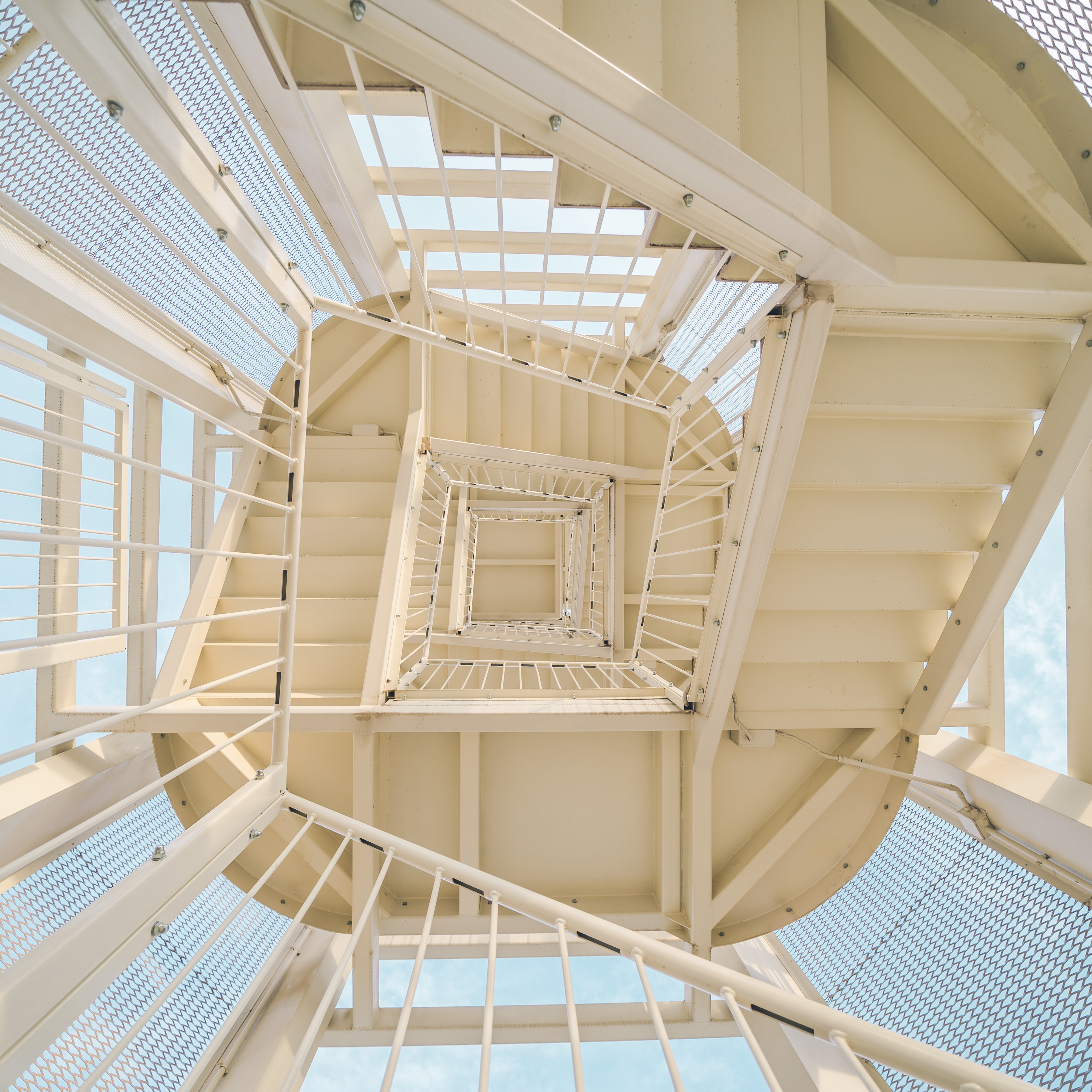 flacher-winkelschuss-einer-nach-oben-gehenden-metalltreppe