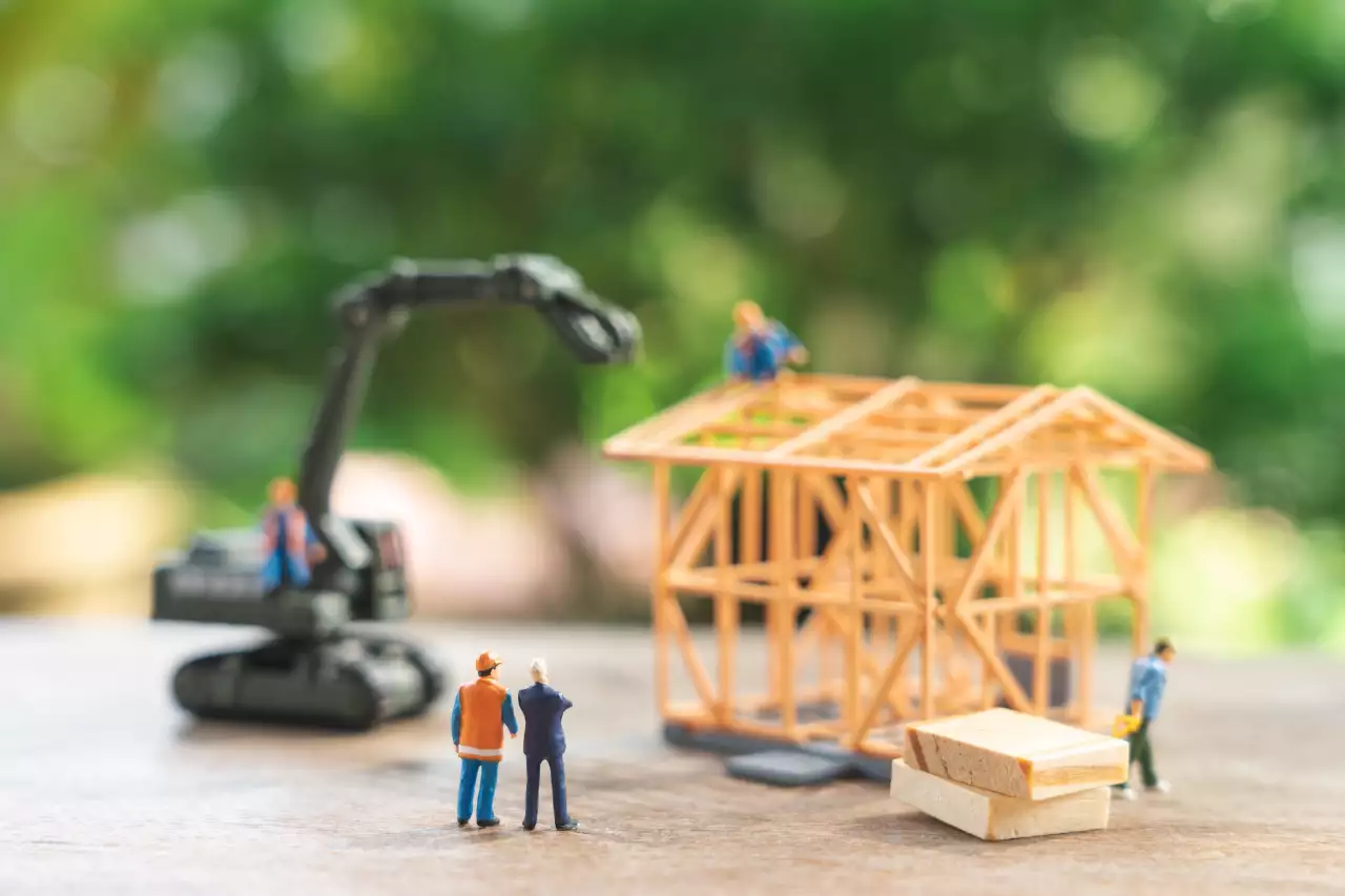 miniaturleute-bauarbeiterreparatur-ein-musterhausmodell